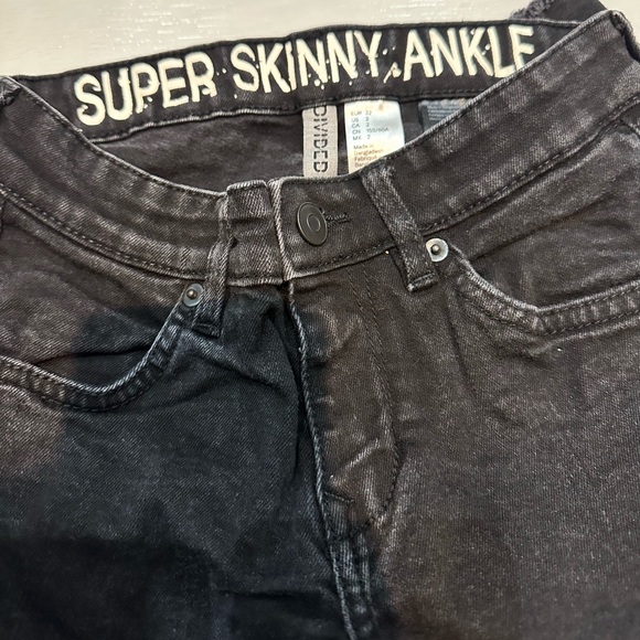 FOR BUYER H&M DIVIDED SUPER SKINNY ANKLE JEANS WITH RAW HEM - Picture 6 of 7